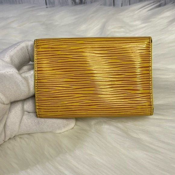 LOUIS VUITTON epi leather 6 key holder in mustard - Picture 4 of 15